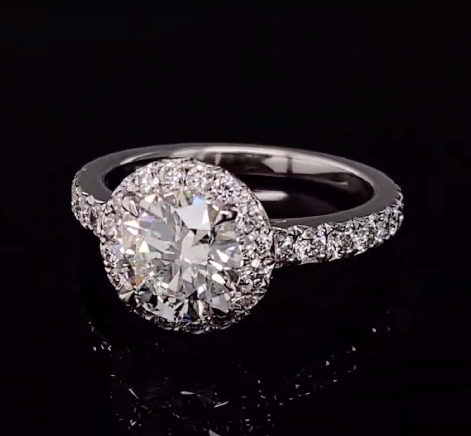 Round engagement ring