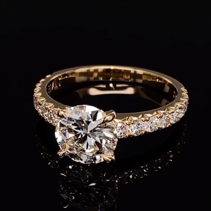 Round brilliant engagement ring